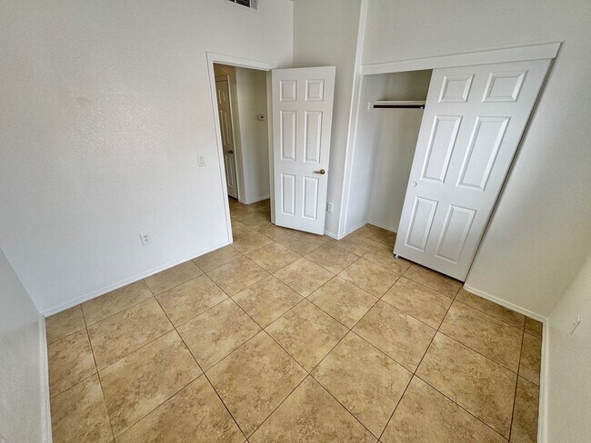 Building Photo - SPACIOUS 3 BEDROOM, 2 BATHROOM UPGRADED CO...