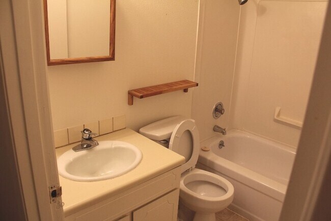 Building Photo - 3 Bed, 1 Bath Duplex in Lake Oswego