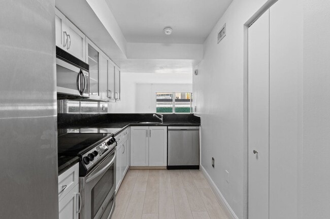Building Photo - Luxury 2BR Penthouse in Coconut Grove | 1.5 Bath | Prime Miami Location