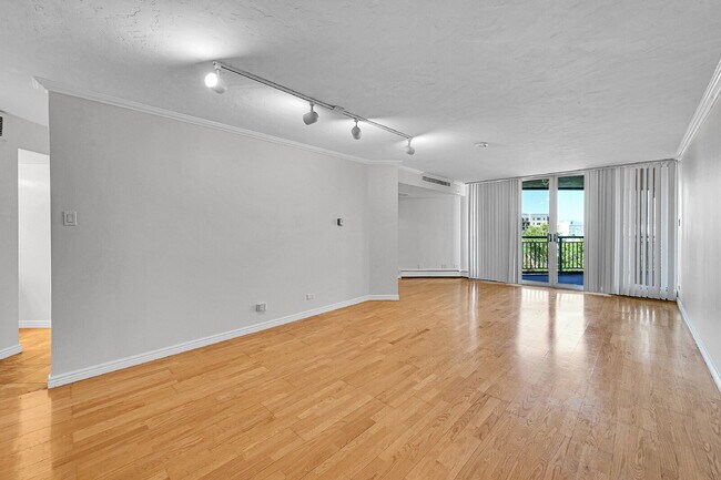 Building Photo - $1,645 - 1 Bed, 1 bath Condo in Denver wit...