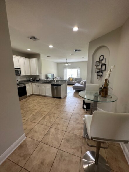 Building Photo - 733 Hacienda Cir