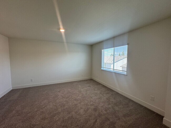 Building Photo - MOVE IN SPECIAL! Brand New 3 Bed / 2.5 Bat...