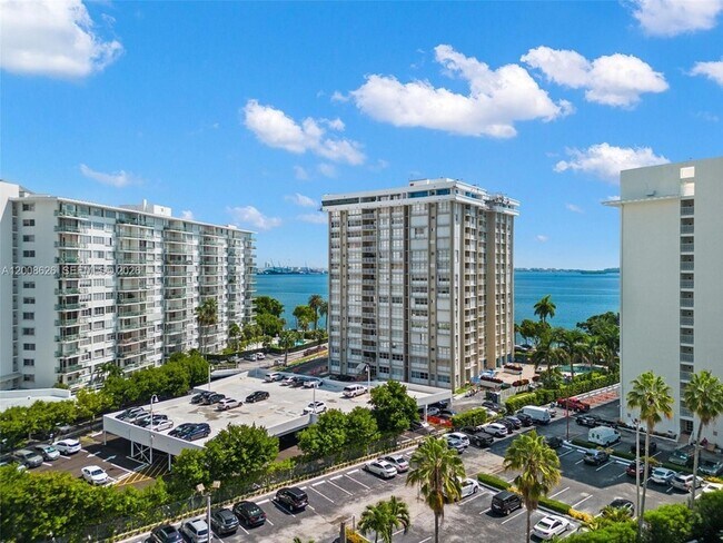 Building Photo - 1420 Brickell Bay Dr