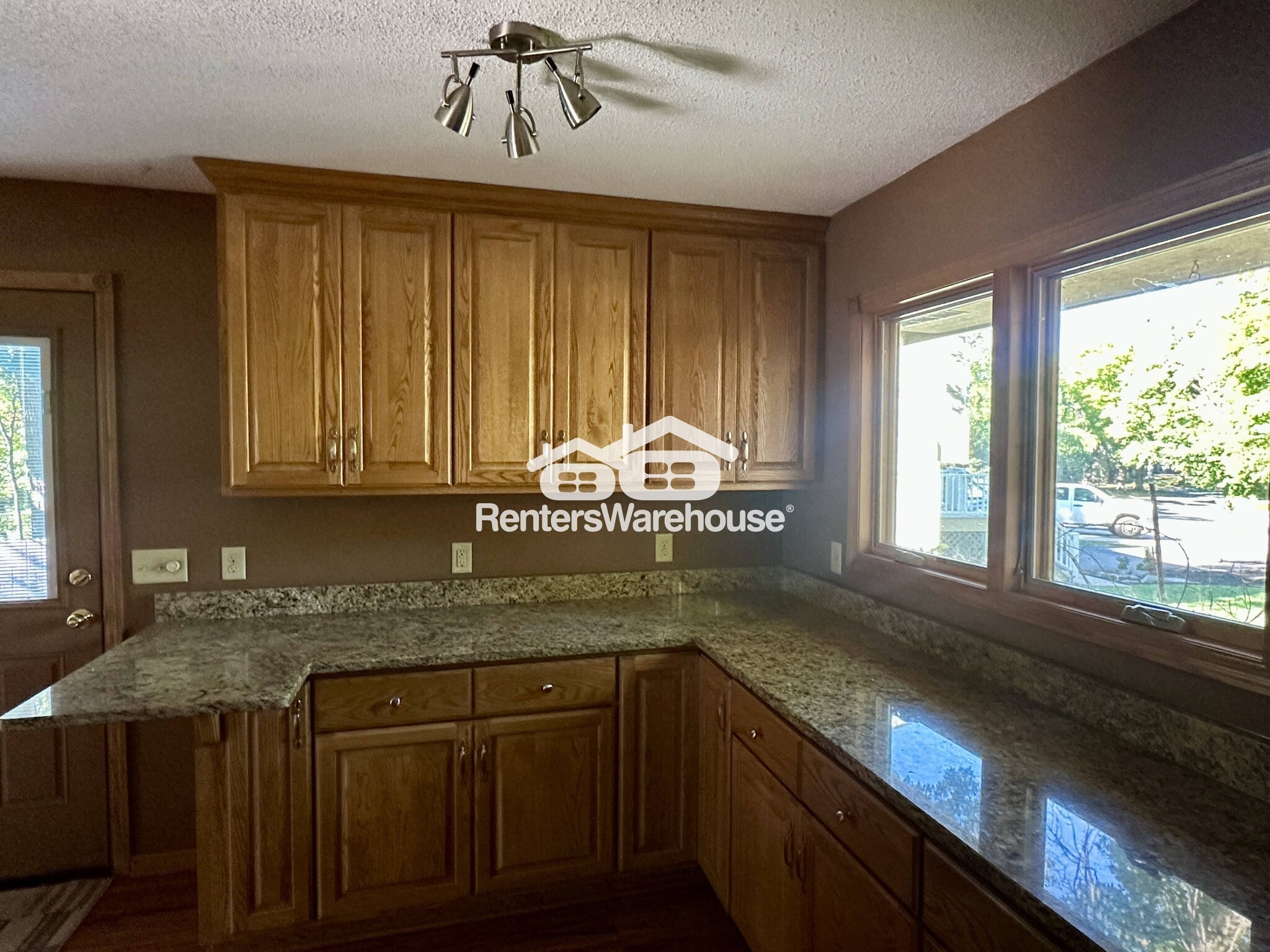 Building Photo - 4933 Crestview Rd