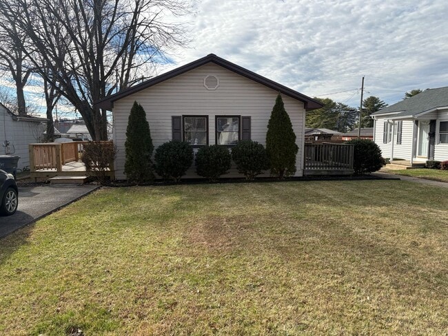 Building Photo - 1657 Redwood Dr