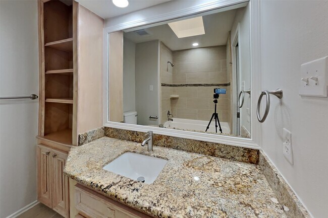 Building Photo - 20123 Sunny Shores Dr