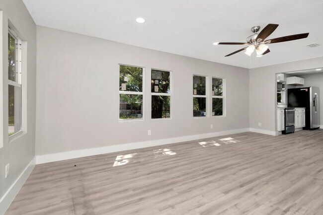 Building Photo - 1617 E Linden Ave