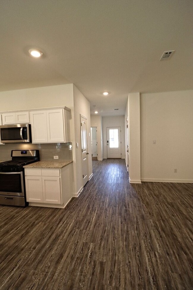 Building Photo - Look 4/3 in Zachary!