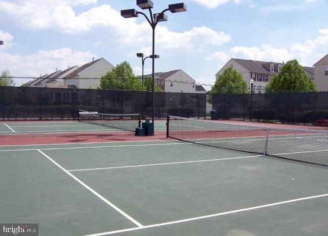 Building Photo - Your Dream Townhome Awaits!