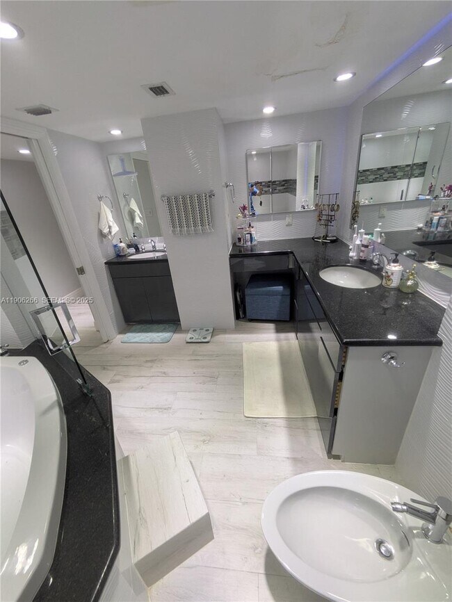 Building Photo - 300 Three Islands Boulevard