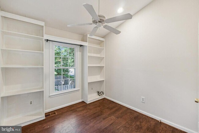 Building Photo - 10520 Pine Haven Terrace