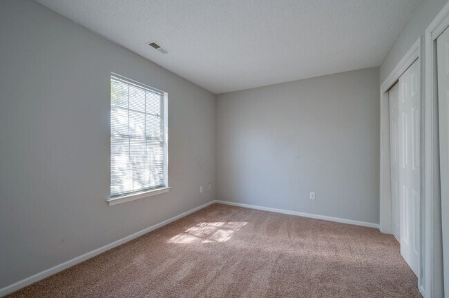 Building Photo - 1st Floor Primary Bedroom - Kiln Creek