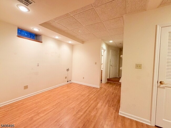 Building Photo - 41 Manor Dr