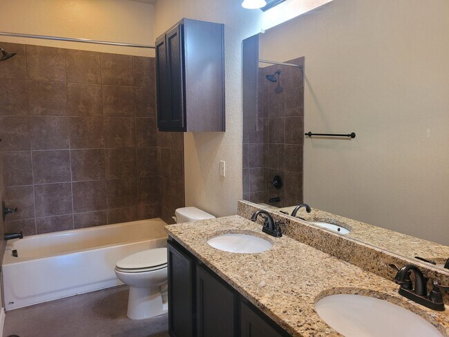 Building Photo - 3bd 2ba Duplex in Prime Location