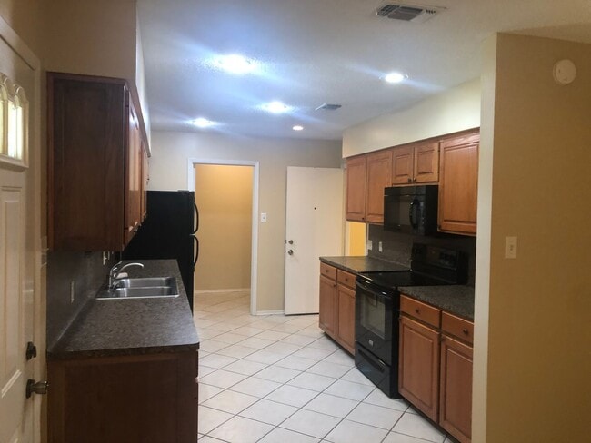 Building Photo - 2 Bedroom Single Family