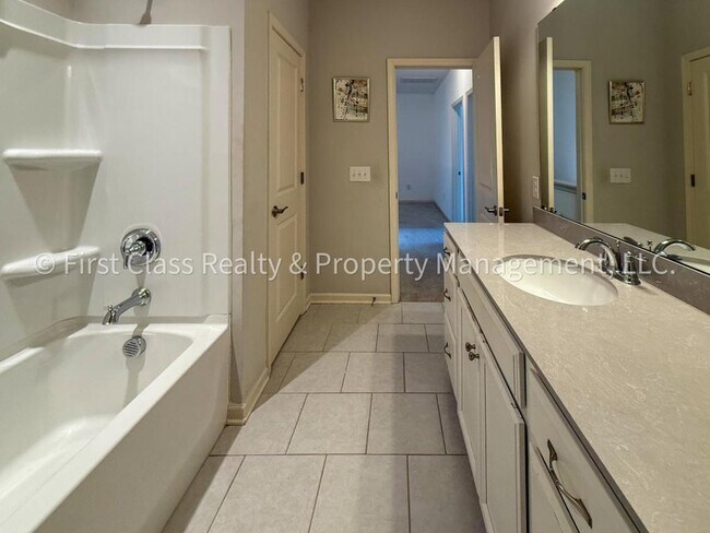 Building Photo - 565 Park View Drive