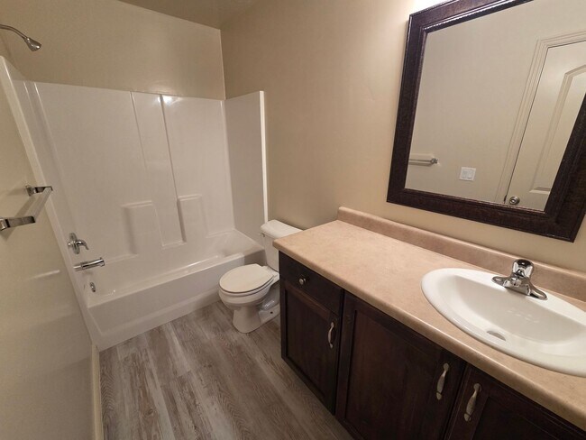 Building Photo - Large 4 Br - like new under $2k!