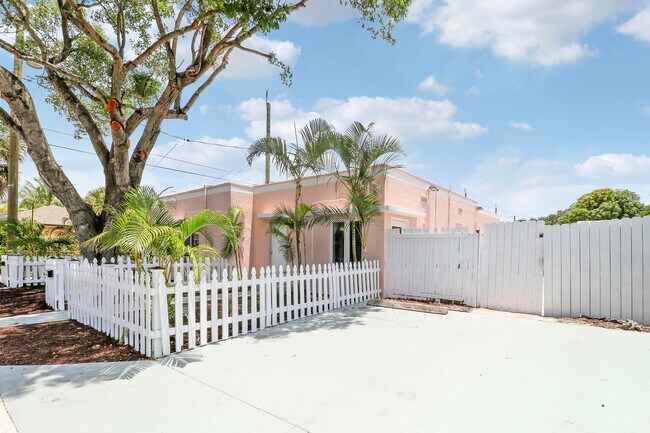 Building Photo - 711 4th Ave S