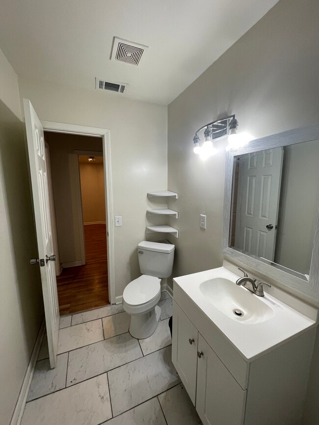 Building Photo - 5-125 Roundtree St