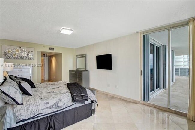 Building Photo - 16711 Collins Ave