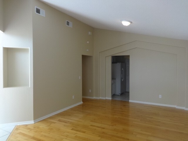 Building Photo - 1040 Pineview Ct