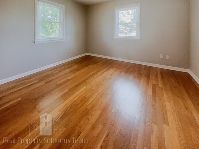 Building Photo - Two Story Home in Upper Arlington with att...