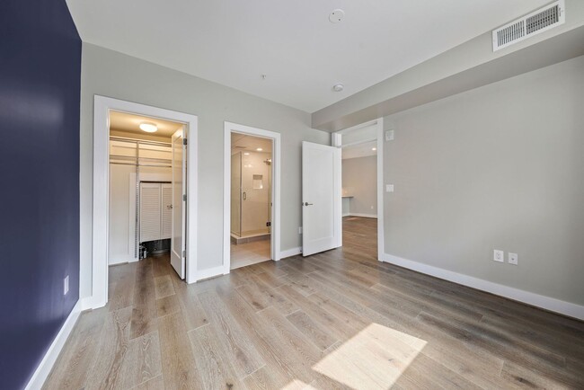 Building Photo - Professionally Managed // 2 bedroom 2 bathroom Modern Condo//  Adams Morgan// Parking Included!