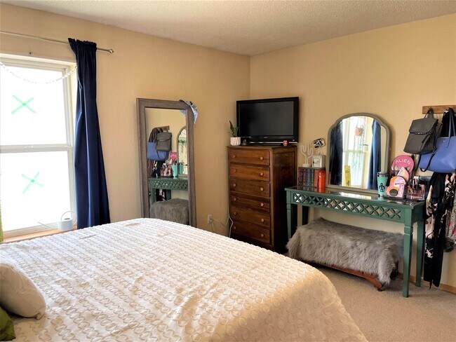 Building Photo - 1933 Northwestern Ave