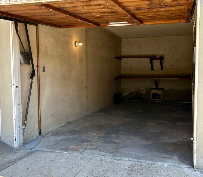 Private/Separate Garage - 111 N 6th St