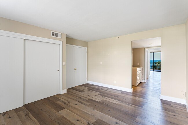 Building Photo - 1632 S Bayshore Ct
