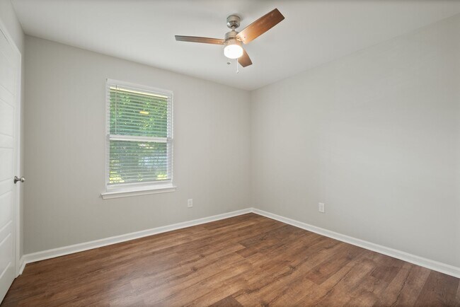 Building Photo - Available now, 2 bed 1 bath end unit in qu...