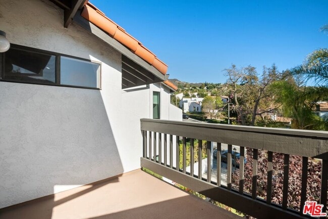 Building Photo - 1547 Palisades Dr