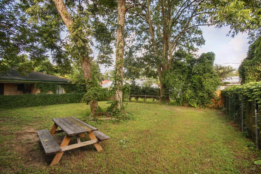 Building Photo - 424 Deckbar Ave