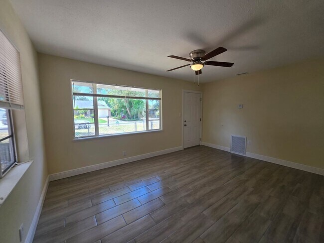 Building Photo - Updated 2 Bedroom 1 Bath in Central Gulfport