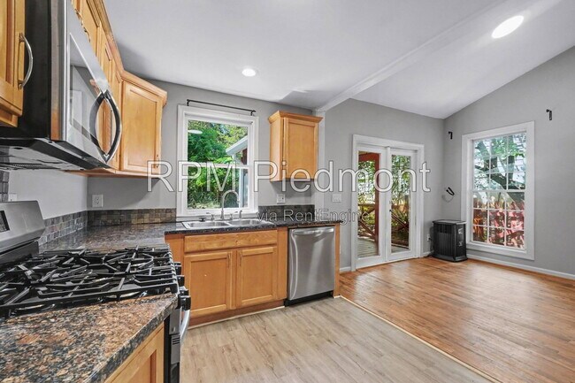 Building Photo - 1231 Stoneybrook Dr SE