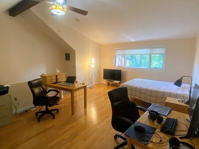 Building Photo - 224 Park St