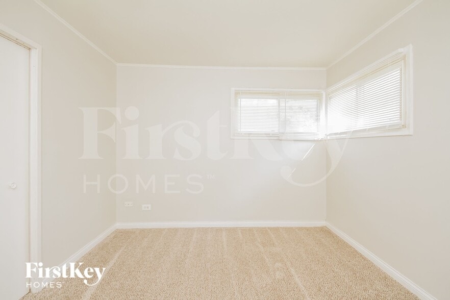 Building Photo - 400 Watseka St