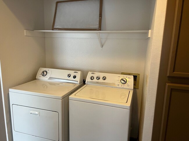 Building Photo - Nice 3 Bedroom 2 Bath Single Story