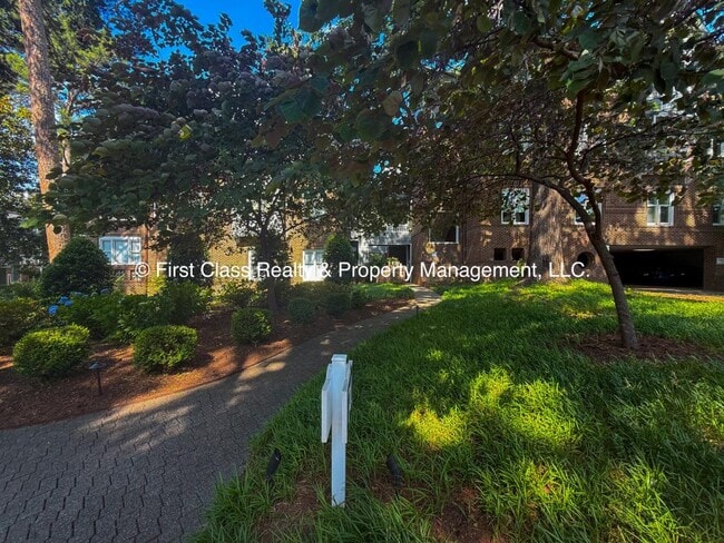 Building Photo - 741 Bishops Park Dr