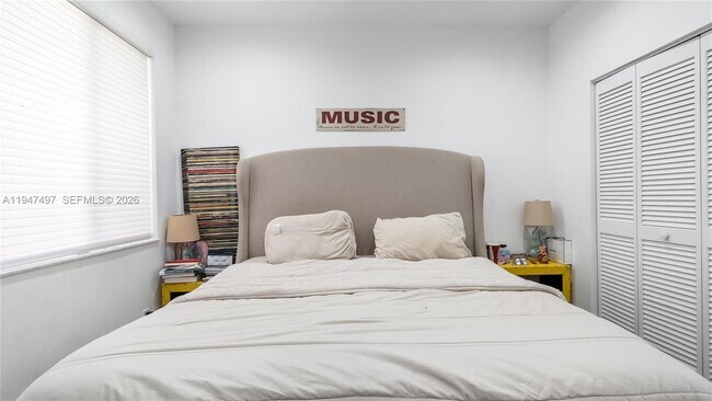 Building Photo - 2633 Oakbrook Dr