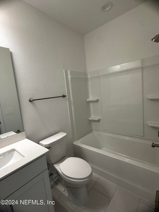 Building Photo - 315 Brandon Lks Dr