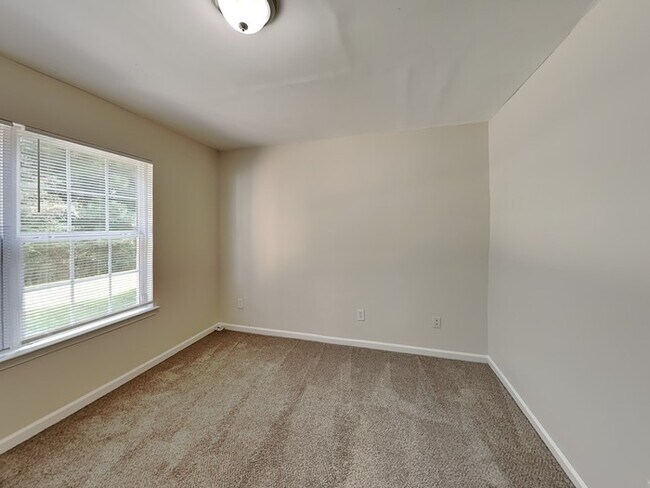 Building Photo - 1939 Redwood Trace