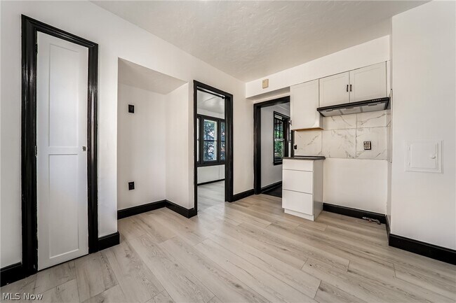 Building Photo - 3995 E 154th St