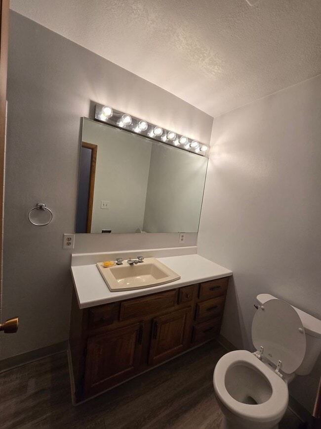 Building Photo - Large 5 Bed, 3 Bath House