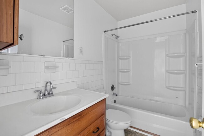 Building Photo - Available 3 Bedroom 1.5 bath Townhouse in Fredericksburg, Stafford County