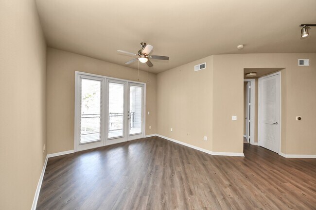 Building Photo - 5455 Richmond Ave.