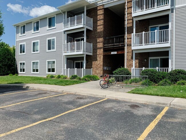 Building Photo - 1204 University Terrace