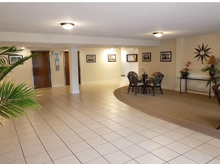 Building Photo - 1516 S Lakeside Dr