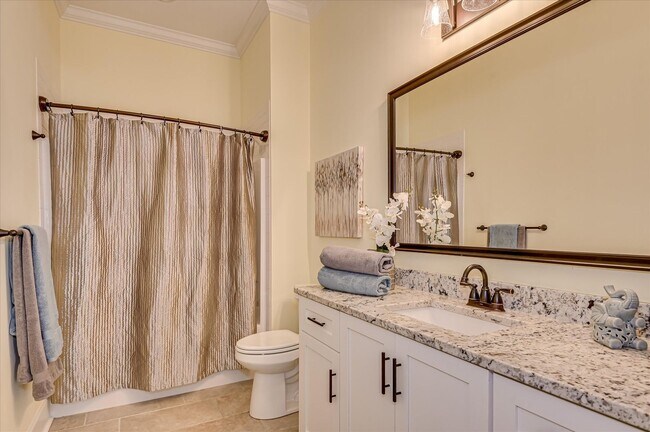 Building Photo - 3067 Rosewood Dr