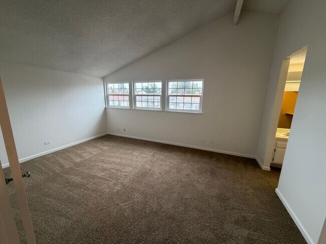 Building Photo - 4 Bedroom | 3 Bathroom | Home in Roseville